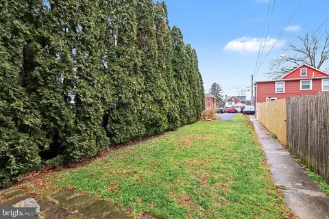 Exterior - 24 E Orange St, Lititz, PA 17543 photo 5 of 7