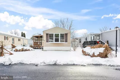 55 Penn Valley Vlg, Lititz, PA 17543 photo 2