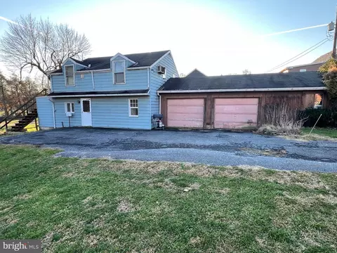 58 W Charlotte St, Millersville, PA 17551