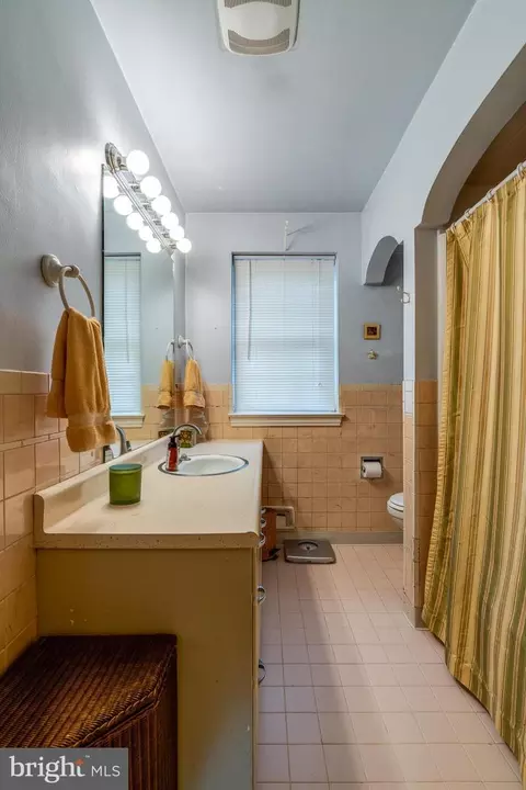 Bath - 141 E Lincoln Ave, Lititz, PA 17543 photo 1 of 2