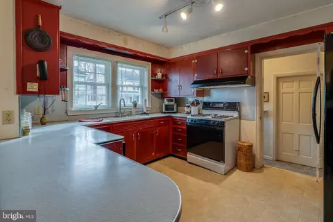 Kitchen - 141 E Lincoln Ave, Lititz, PA 17543 photo 3 of 3