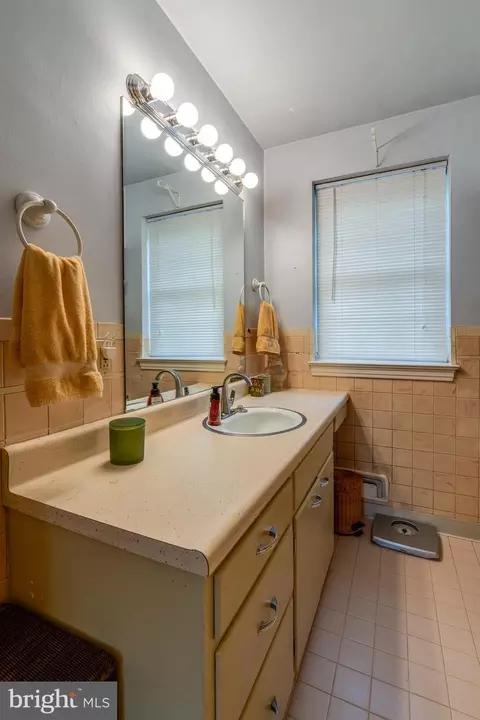 Bath - 141 E Lincoln Ave, Lititz, PA 17543 photo 2 of 2