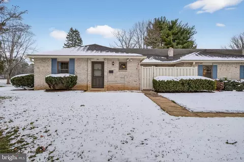 55 Valleybrook Dr, Lancaster, PA 17601