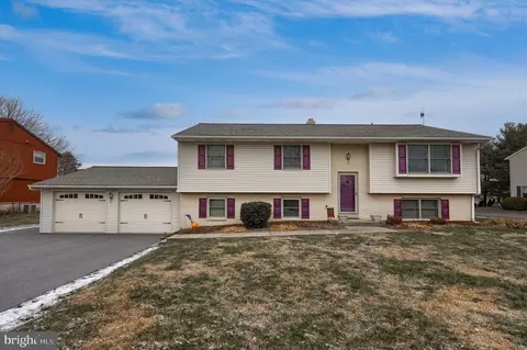 281 Robin Dale Dr, Leola, PA 17540