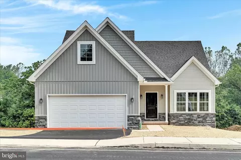 227 Pilgrim Dr, Lancaster, PA 17603