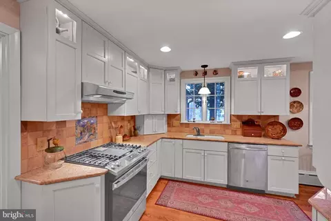 Kitchen - 411 Woodcrest Ave, Lititz, PA 17543 photo 3 of 3
