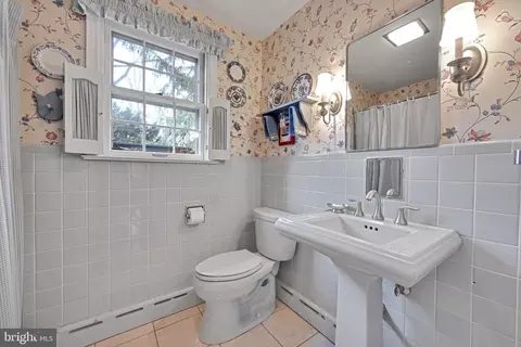Bath - 411 Woodcrest Ave, Lititz, PA 17543 photo 1 of 3
