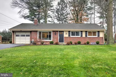 1562 Vista Rd, Lancaster, PA 17601