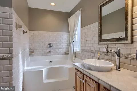 Bath - 22 Royal Dr, Lititz, PA 17543 photo 2 of 4
