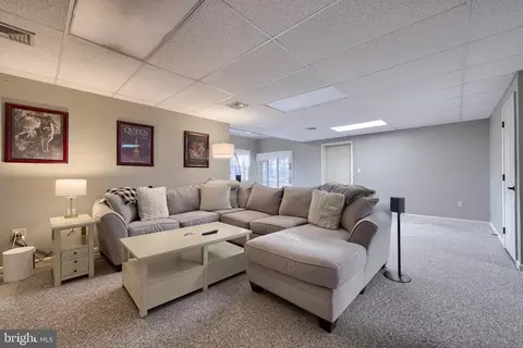 Living - 22 Royal Dr, Lititz, PA 17543 photo 1 of 2