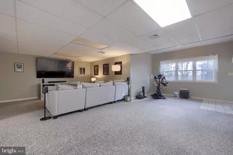 Living - 22 Royal Dr, Lititz, PA 17543 photo 2 of 2