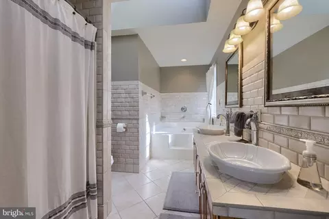 Bath - 22 Royal Dr, Lititz, PA 17543 photo 1 of 4