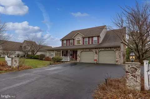 Exterior - 22 Royal Dr, Lititz, PA 17543 photo 2 of 10