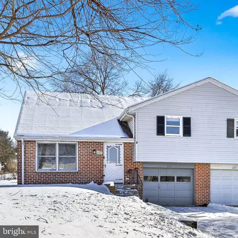 223 Colonial Dr, Akron, PA 17501