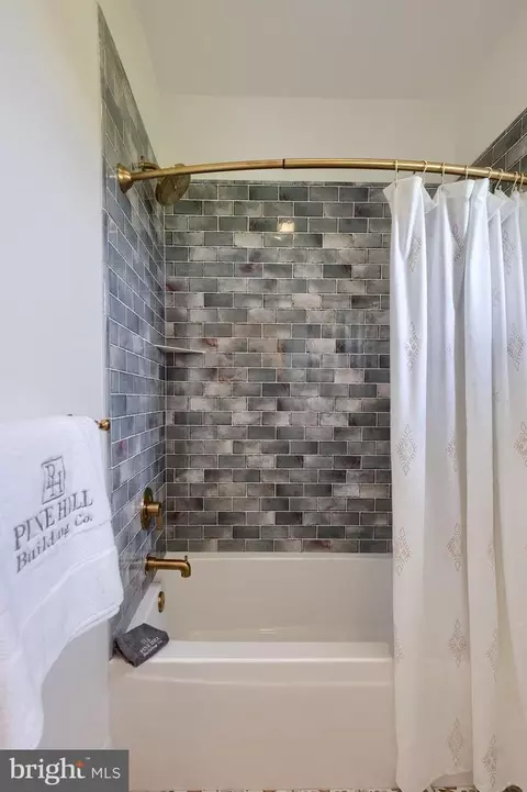 Bath - 3 Balsam Ln, Lititz, PA 17543 photo 4 of 10