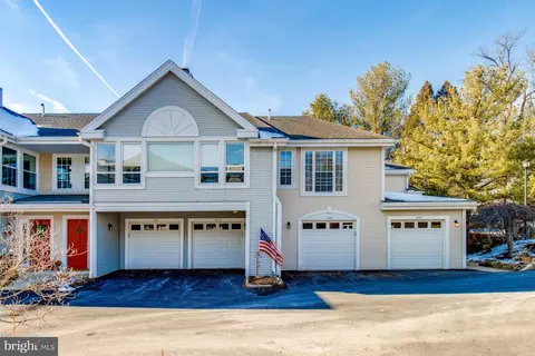 1006 Country Place Dr, Lancaster, PA 17601