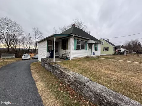 8 S Conestoga View Dr, Akron, PA 17501