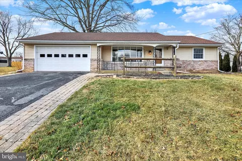5864 Geneva Dr, East Petersburg, PA 17520