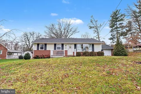 405 Spring Dr, Millersville, PA 17551