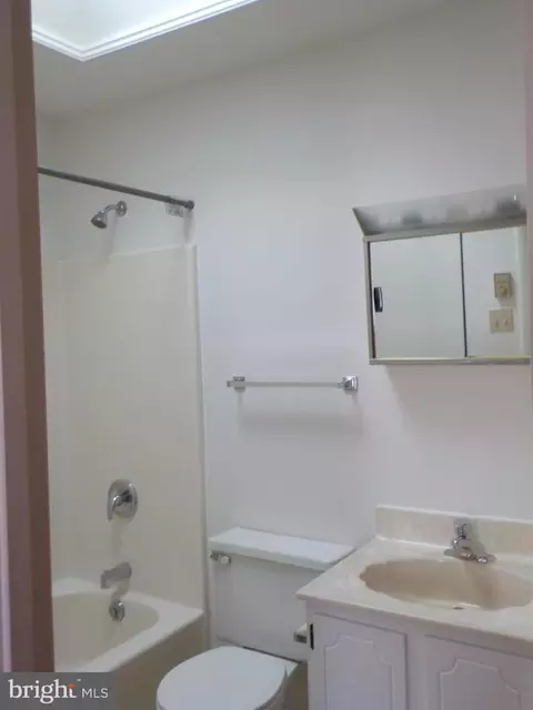 Bath - 4 Justin Ct, Lititz, PA 17543 photo 1 of 2