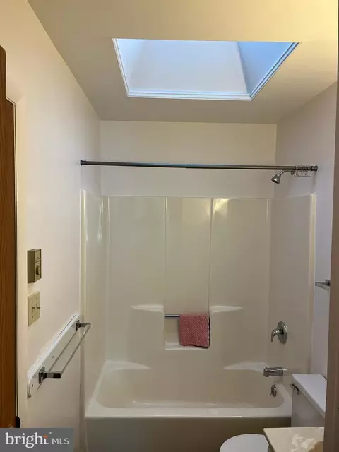 Bath - 4 Justin Ct, Lititz, PA 17543 photo 2 of 2