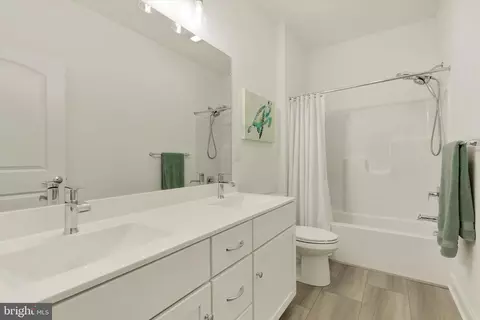 Bath - 1033 Lititz Bend Dr, Lititz, PA 17543 photo 2 of 5