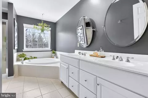 Bath - 649 Dorset St, Lititz, PA 17543 photo 1 of 1