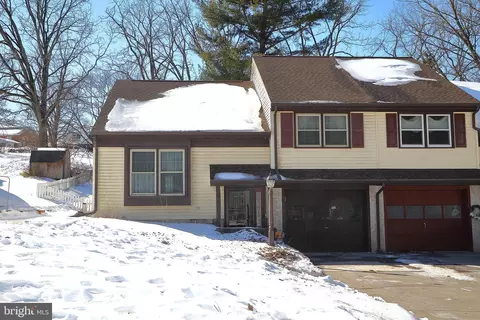 234 N 11th St, Akron, PA 17501