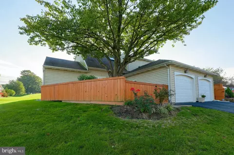 107 Treetops Dr, Lancaster, PA 17601