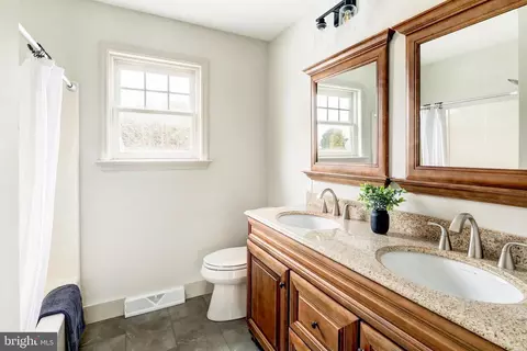 Bath - 152 Kings Gate Dr, Lititz, PA 17543 photo 2 of 4