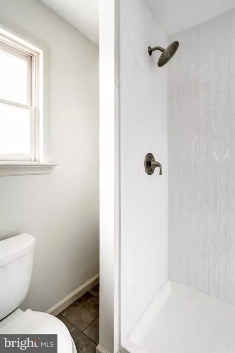 Bath - 152 Kings Gate Dr, Lititz, PA 17543 photo 4 of 4