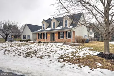 Exterior - 152 Kings Gate Dr, Lititz, PA 17543 photo 2 of 10