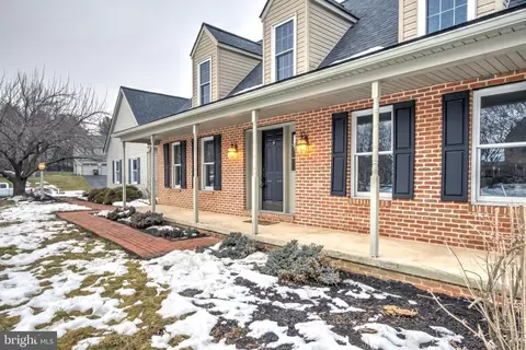 Exterior - 152 Kings Gate Dr, Lititz, PA 17543 photo 3 of 10