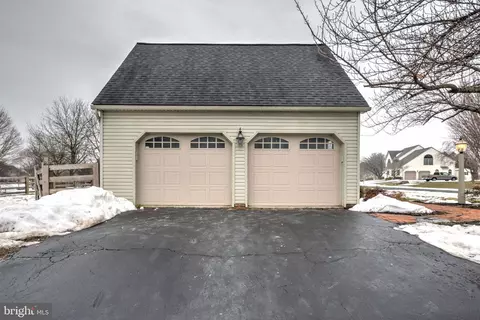 Exterior - 152 Kings Gate Dr, Lititz, PA 17543 photo 6 of 10