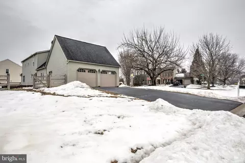 Exterior - 152 Kings Gate Dr, Lititz, PA 17543 photo 5 of 10