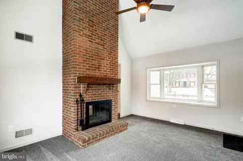 Living - 152 Kings Gate Dr, Lititz, PA 17543 photo 4 of 5