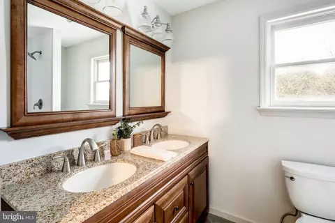 Bath - 152 Kings Gate Dr, Lititz, PA 17543 photo 3 of 4