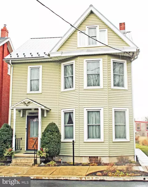 147 S Spruce St, Lititz, PA 17543