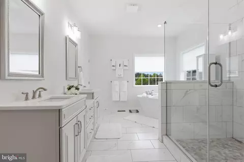 Bath - 113 Cameron Ln, Lititz, PA 17543 photo 2 of 4