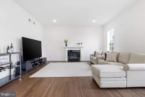 Living - 113 Cameron Ln, Lititz, PA 17543 photo 2 of 4