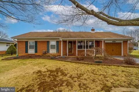 508 Oak Grove Dr, Lancaster, PA 17601
