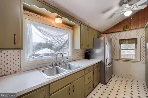 Kitchen - 791 Hopeland Rd, Lititz, PA 17543 photo 2 of 4