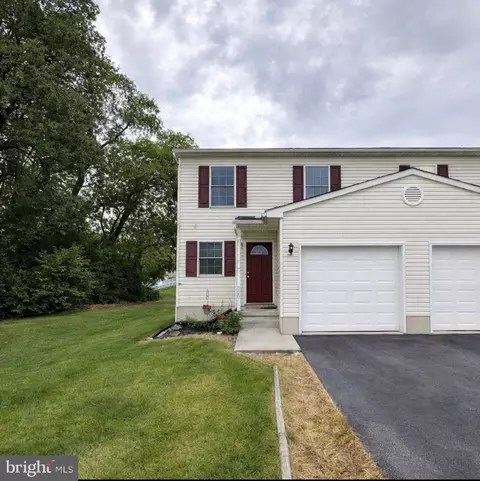 220 Red Cedar Ln, Marietta, PA 17547