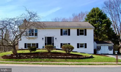 2292 Bob White Ln, Lancaster, PA 17601
