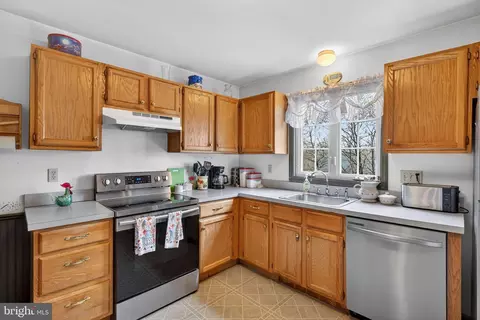 Kitchen - 10 Cold Stream Dr, Lancaster, PA 17603 photo 2 of 2