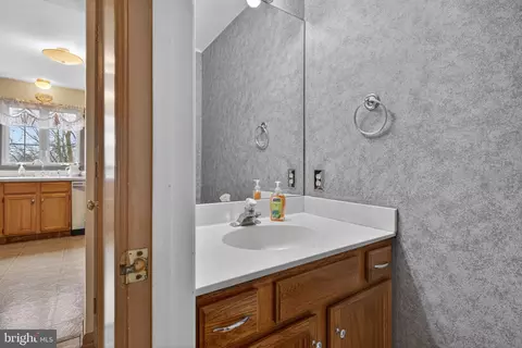 Bath - 10 Cold Stream Dr, Lancaster, PA 17603 photo 1 of 2