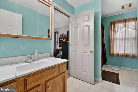 Bath - 10 Cold Stream Dr, Lancaster, PA 17603 photo 2 of 2