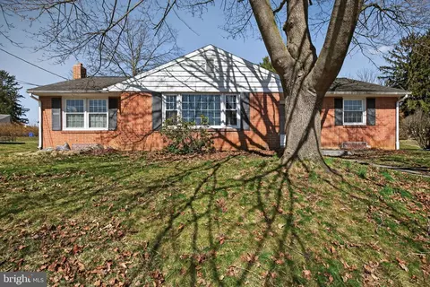 549 Oak Ridge Dr, Millersville, PA 17551