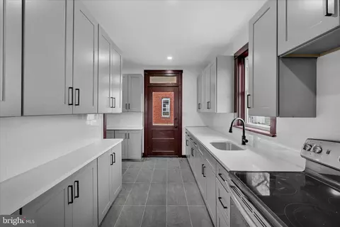 Entry Way - 2132 Main St, Lititz, PA 17543 photo 4 of 6