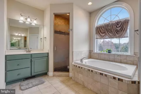 Bath - 395 Ecker Dr, Lititz, PA 17543 photo 3 of 7